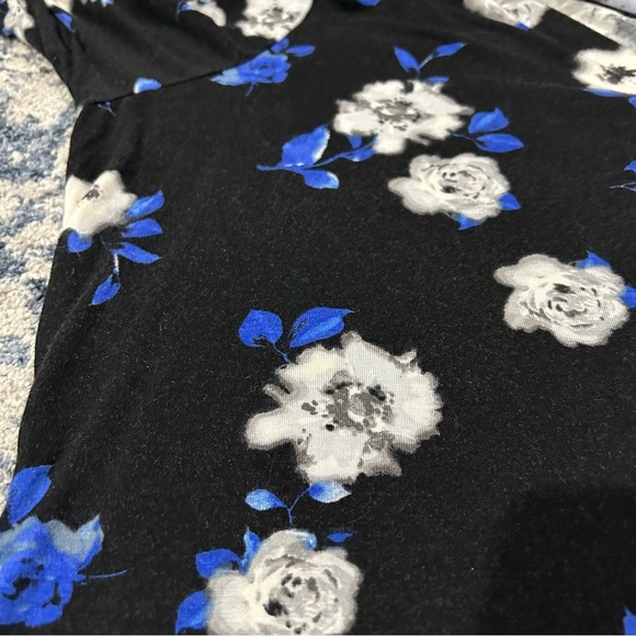 Torrid Black White & Blue Floral V-Neck Short Sleeve Blouse Size 3X - Picture 6 of 12